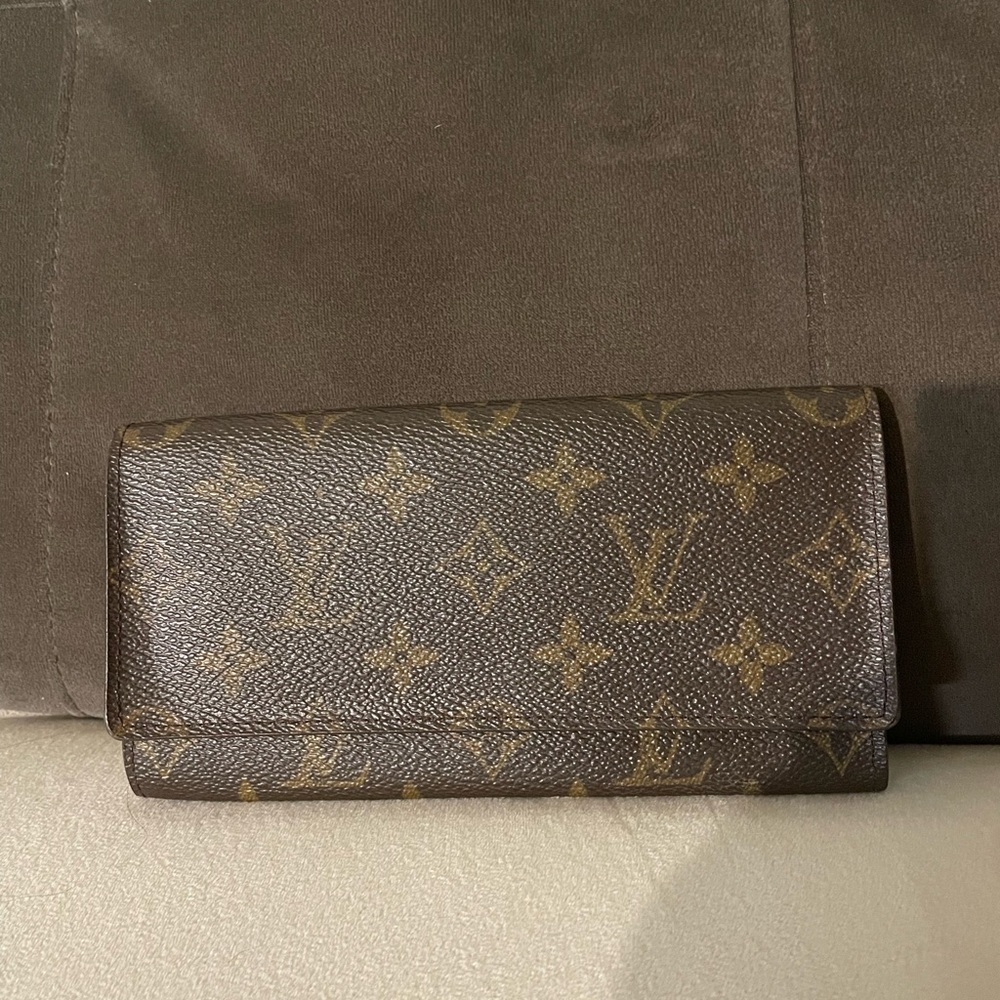 Authentic LV wallet , good condition , corners of the wallet are good